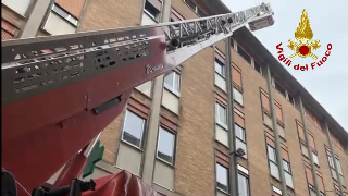 Pesaro - Cornicione pericolante, intervento dei vigili del fuoco